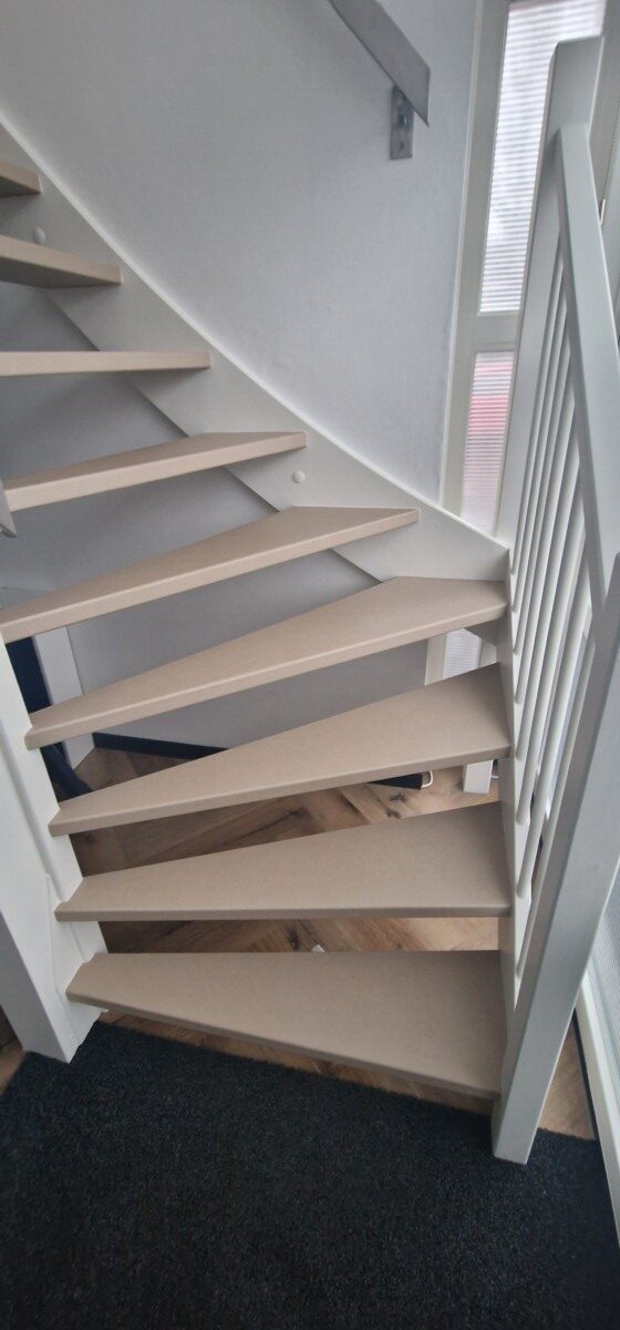Open trap met lichte houtstructuur