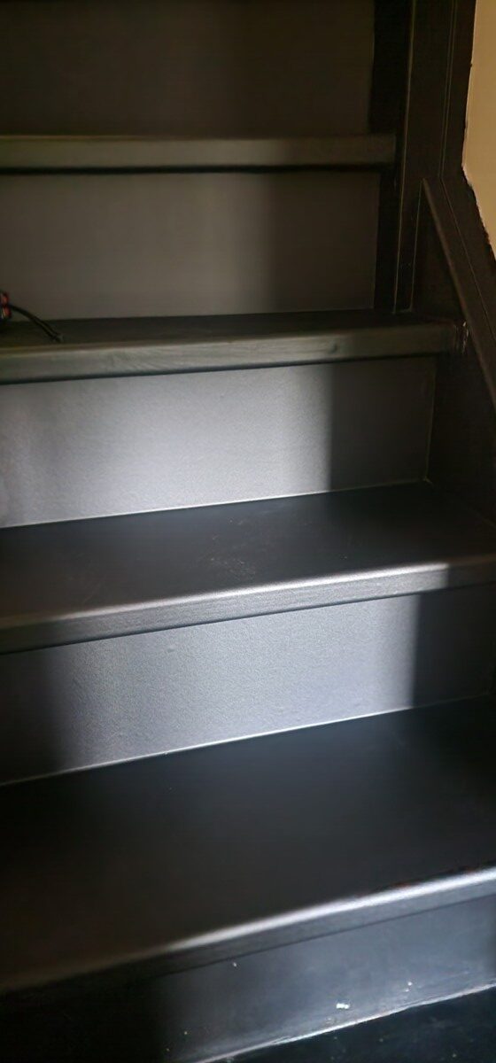 Detail van een donkere traptrede