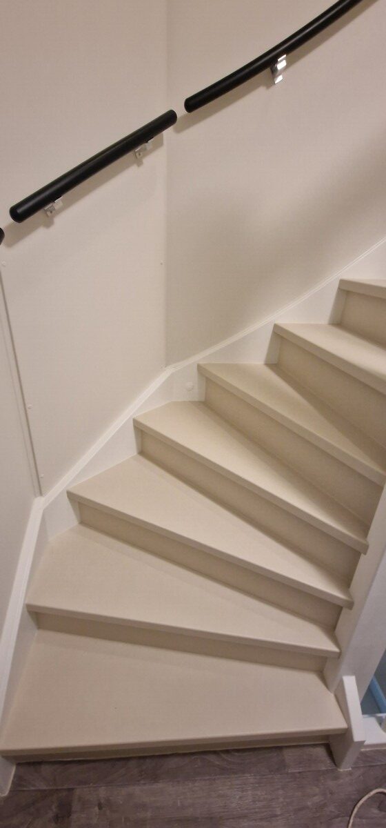 Gesloten trap met lichte afwerking